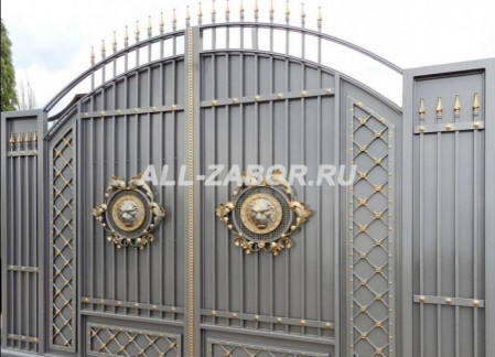 Распашные кованые ворота с литыми элементами